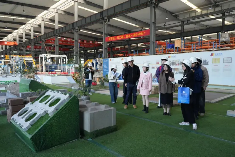 Quangong Machinery Co., Ltd. มุ่งเน้นไปที่ความต้องการการพัฒนาในต่างประเทศ โดยร่วมมือกับ Fuzhou University of Foreign Studies and Trade เพื่อปลูกฝังบุคลากรที่มีความสามารถในระดับสากล